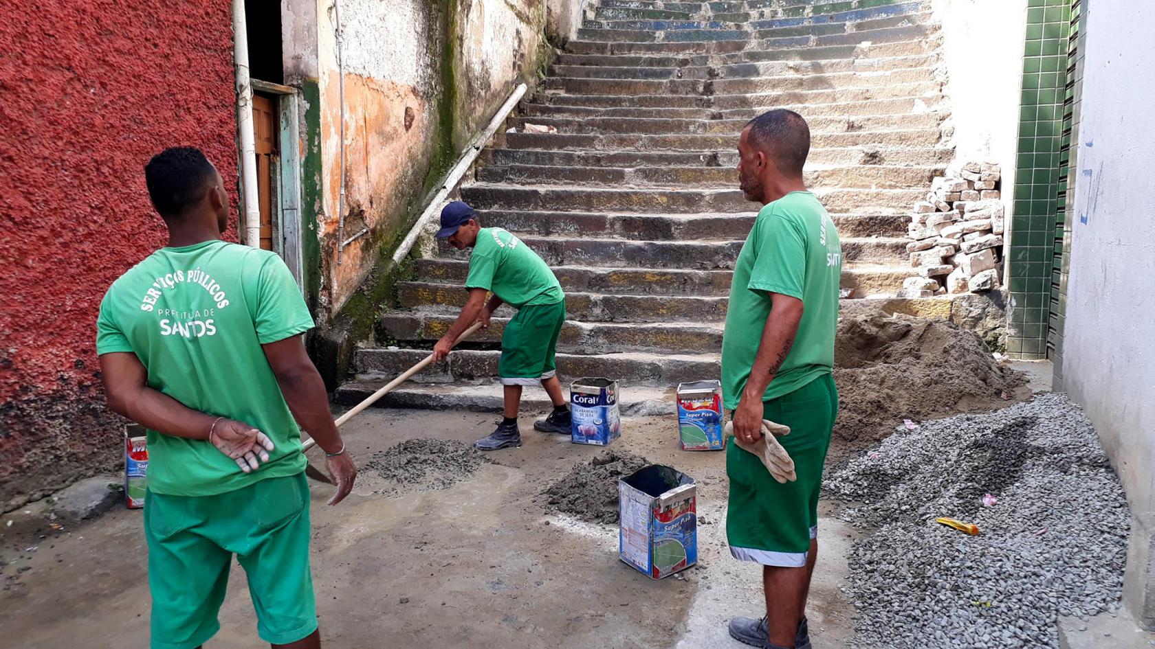 operários atuam na escada #pracegover