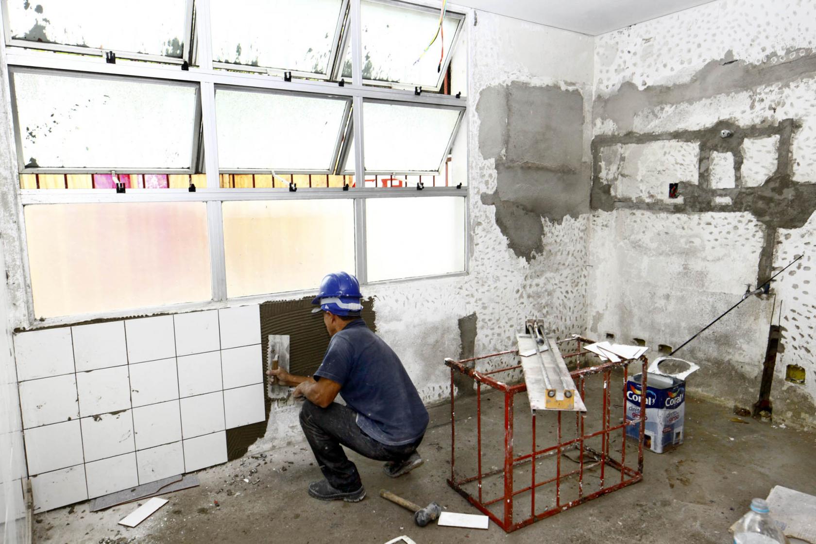 operário atua na parede da obra #pracegover