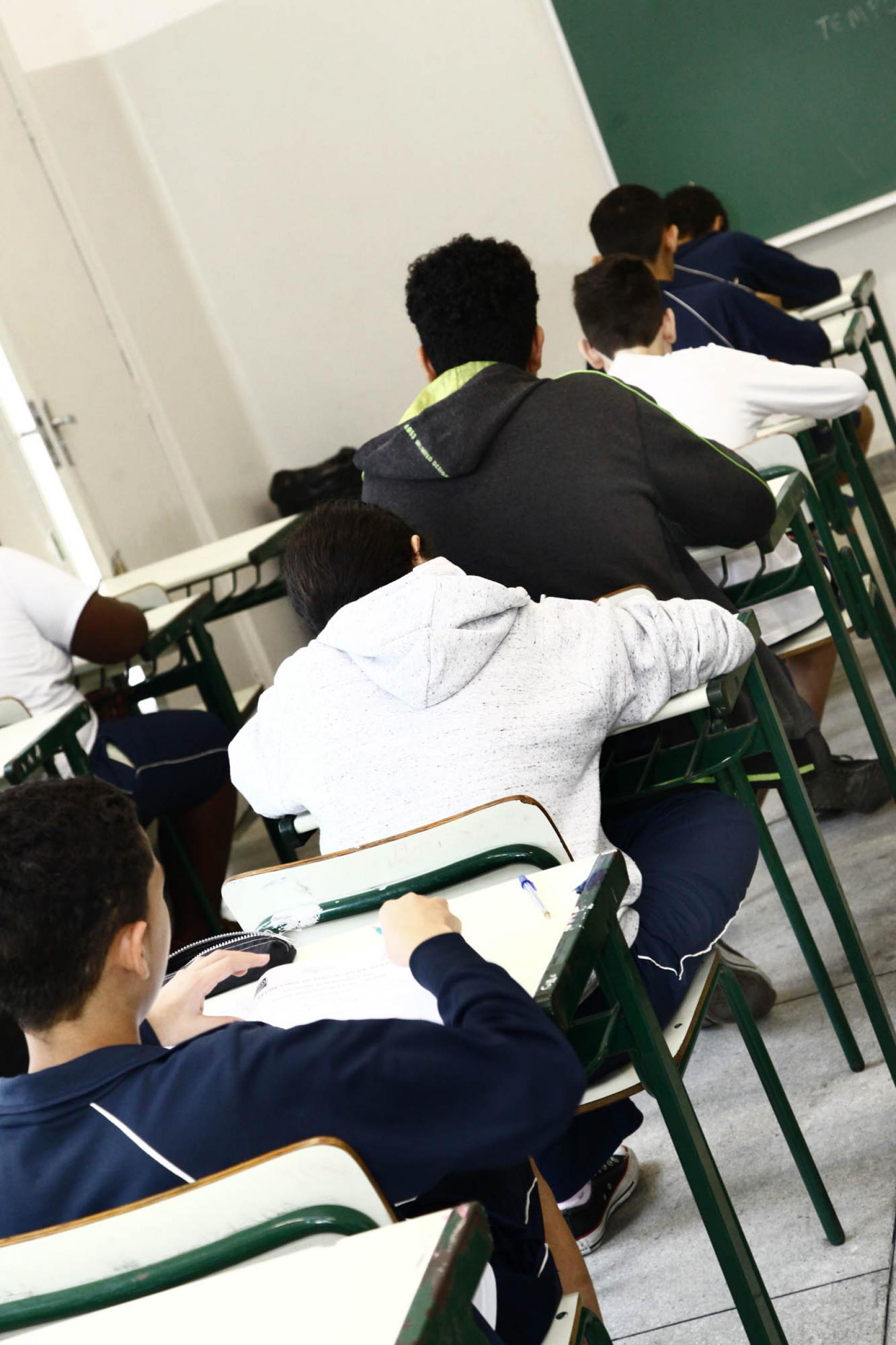 Alunos fazendo a prova #pracegover