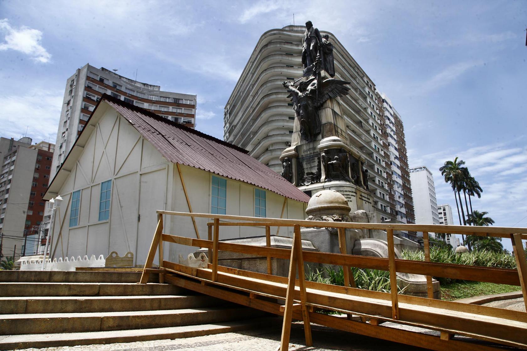 casa em obras na praça #pracegover