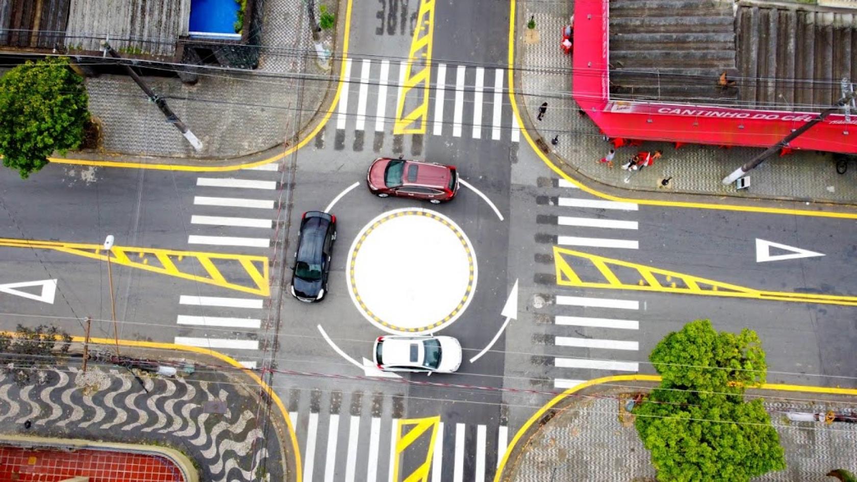 Carros circulando por rotatória #paratodosverem