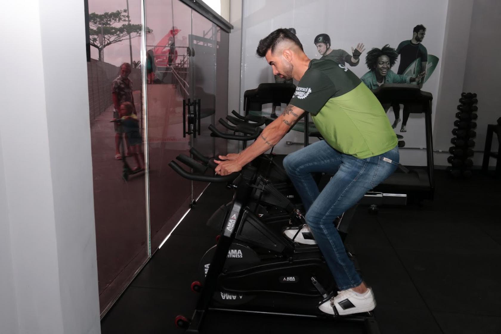 atleta em bicicleta #paratodosverem