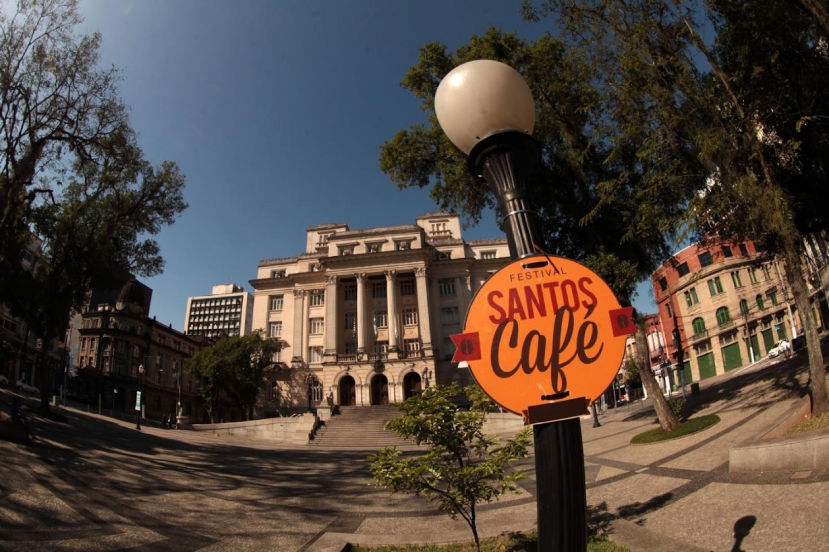 praça mauá com a prefeitura ao fundo e uma placa onde se lê Santos Café afixada em um poste. #paratodosverem