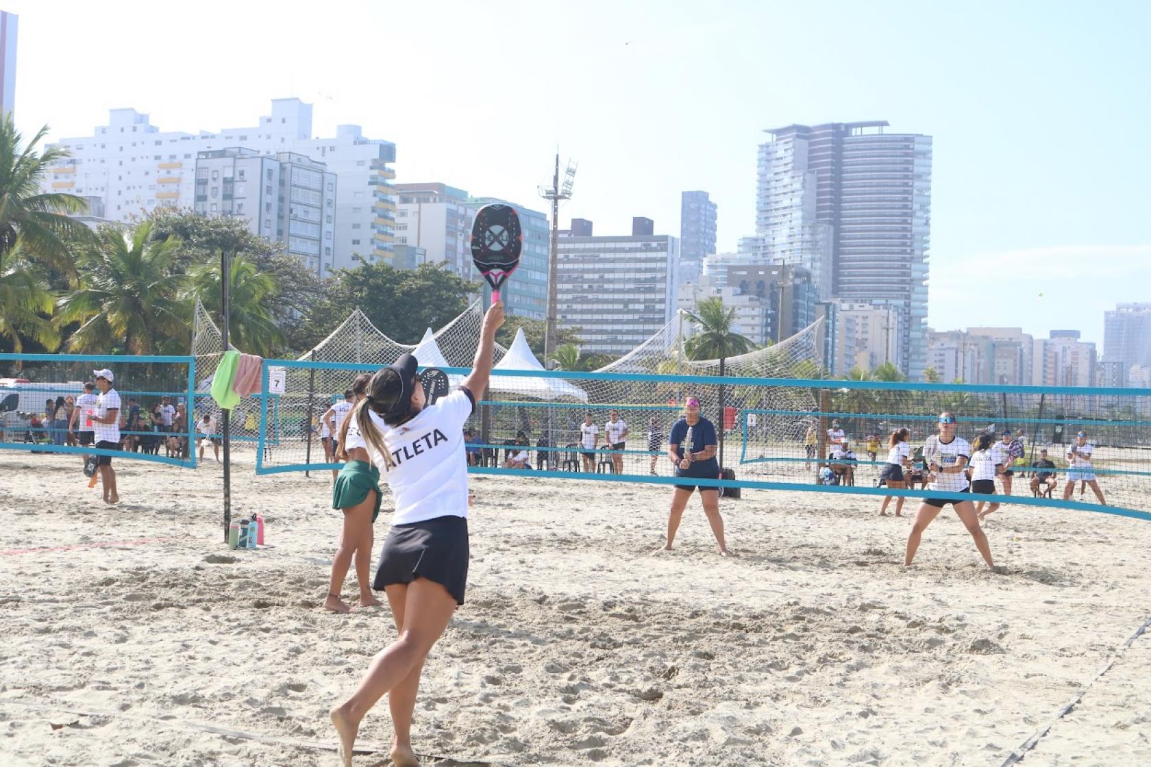 atletas jogando beach tennis #paratodosverem