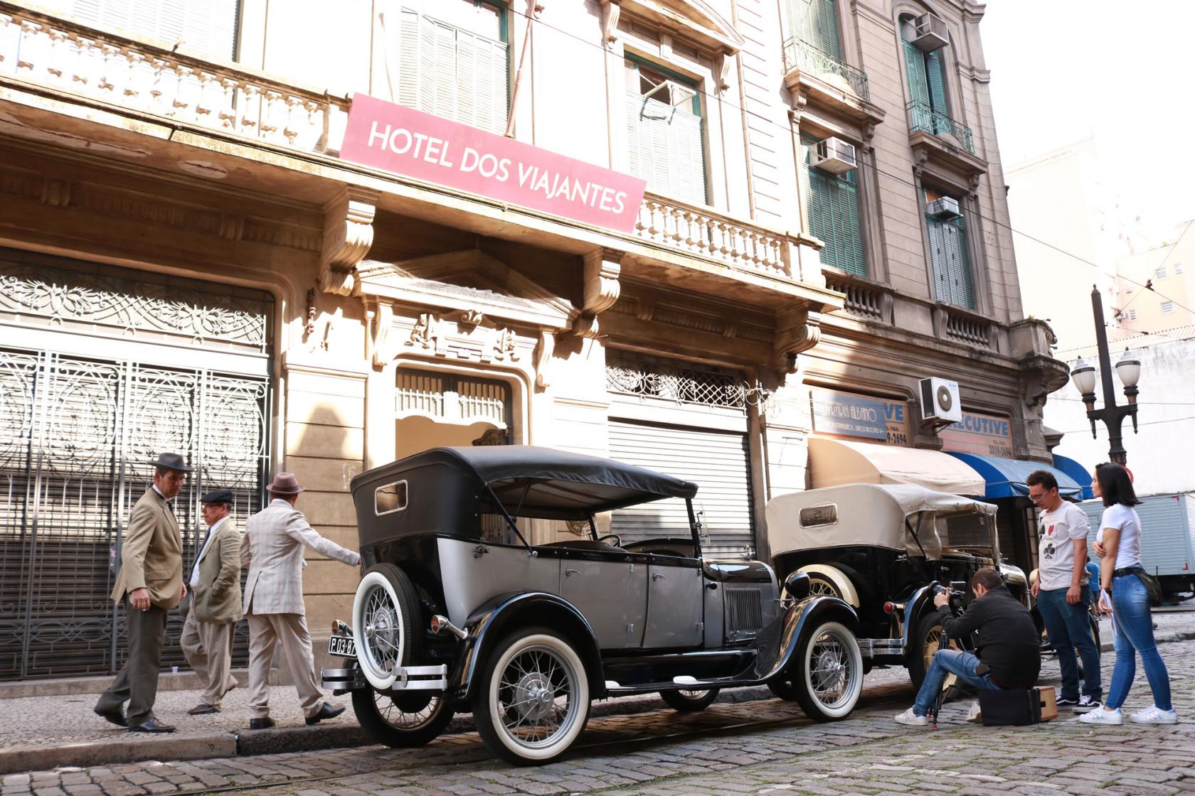 carros antigos parados no centro durante a gravação #pracegover 