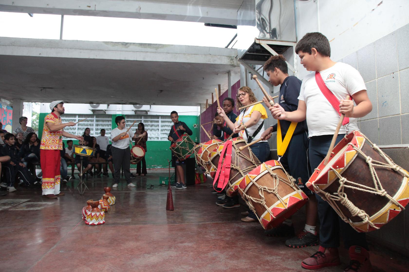 alunos tocam instrumentos típicos #pracegover 