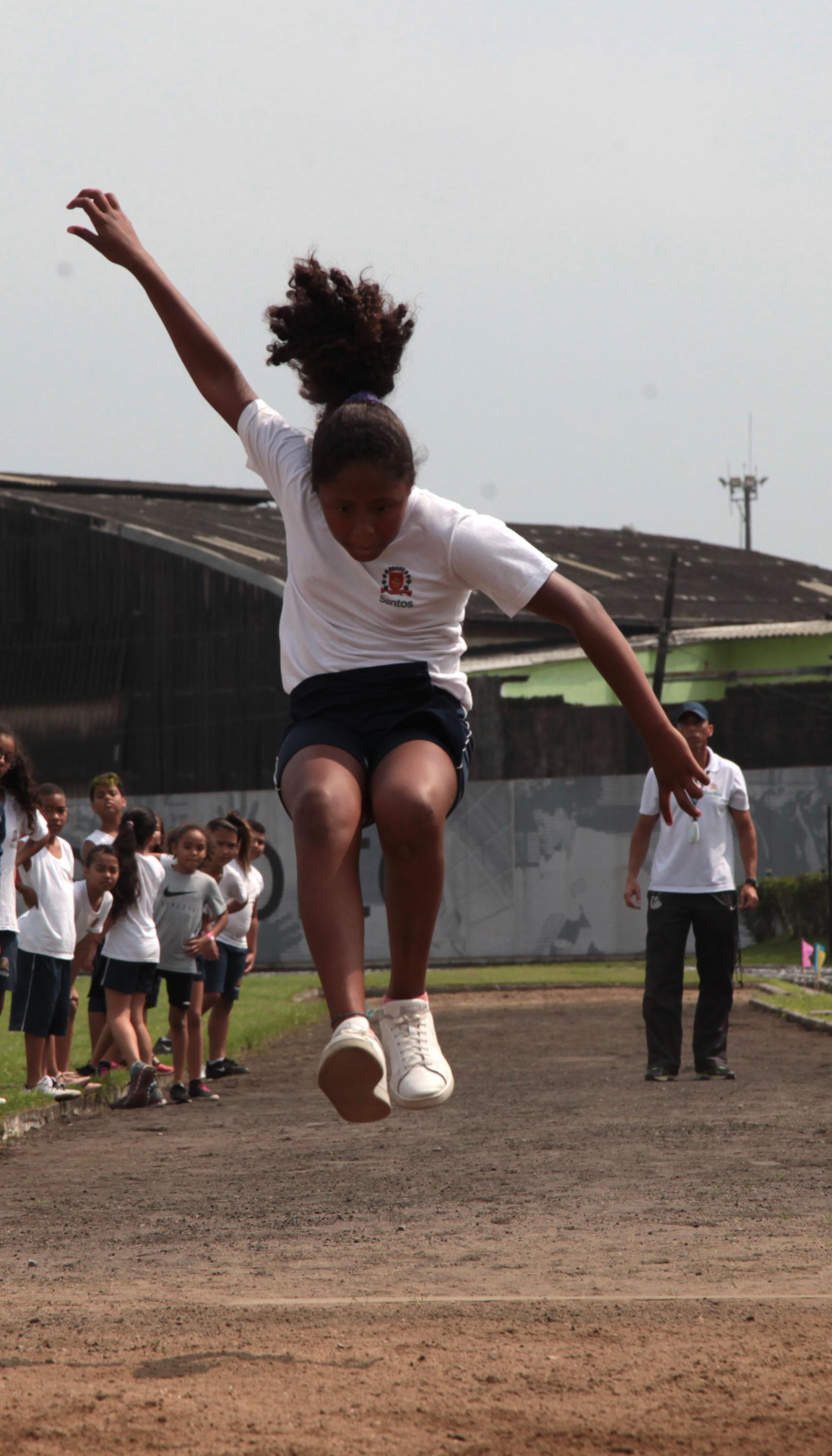 menina salta durante a competição #pracegover