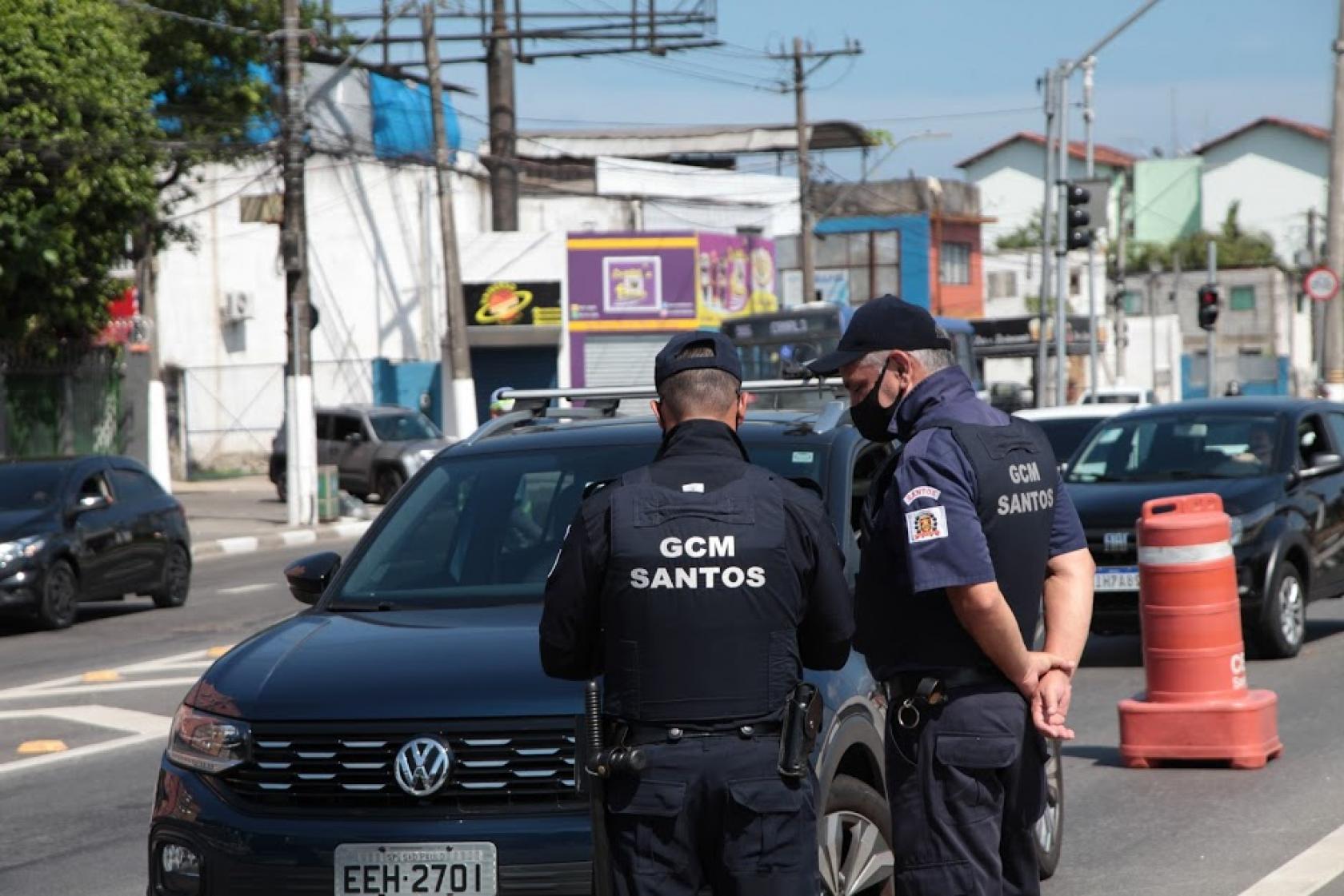 guardas abordam filas de carros #paratodosverem  