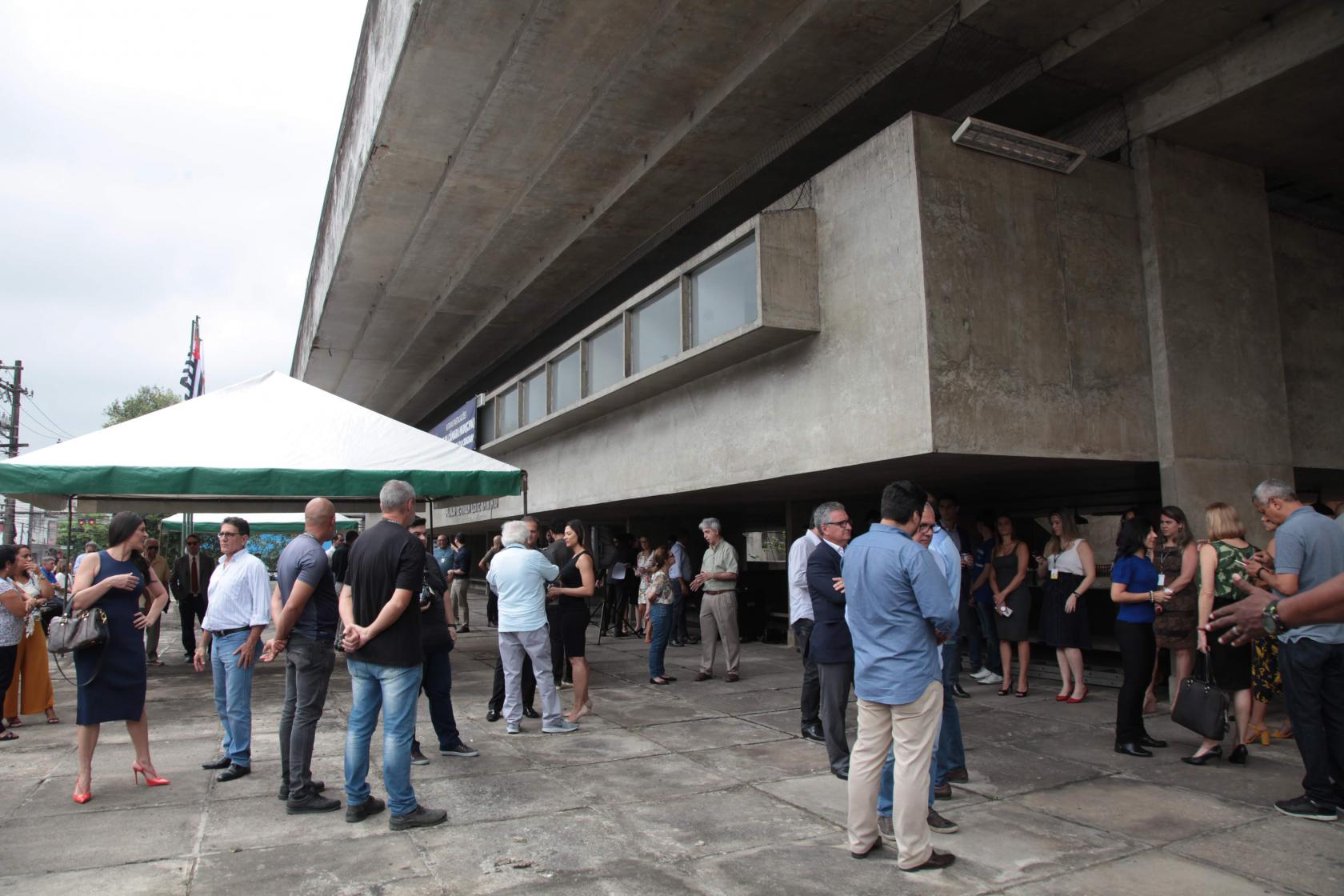 Hall na entrada da escola Acácio, projeto arquitetônico premiado. #Pracegover