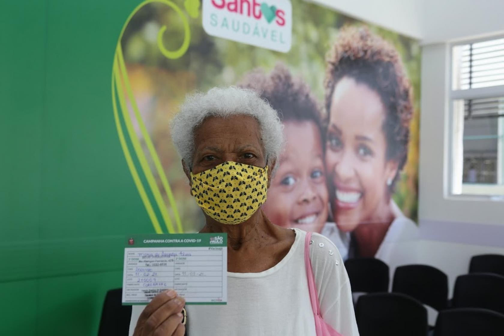 idosa mostra certificado de vacinação #paratodosverem 