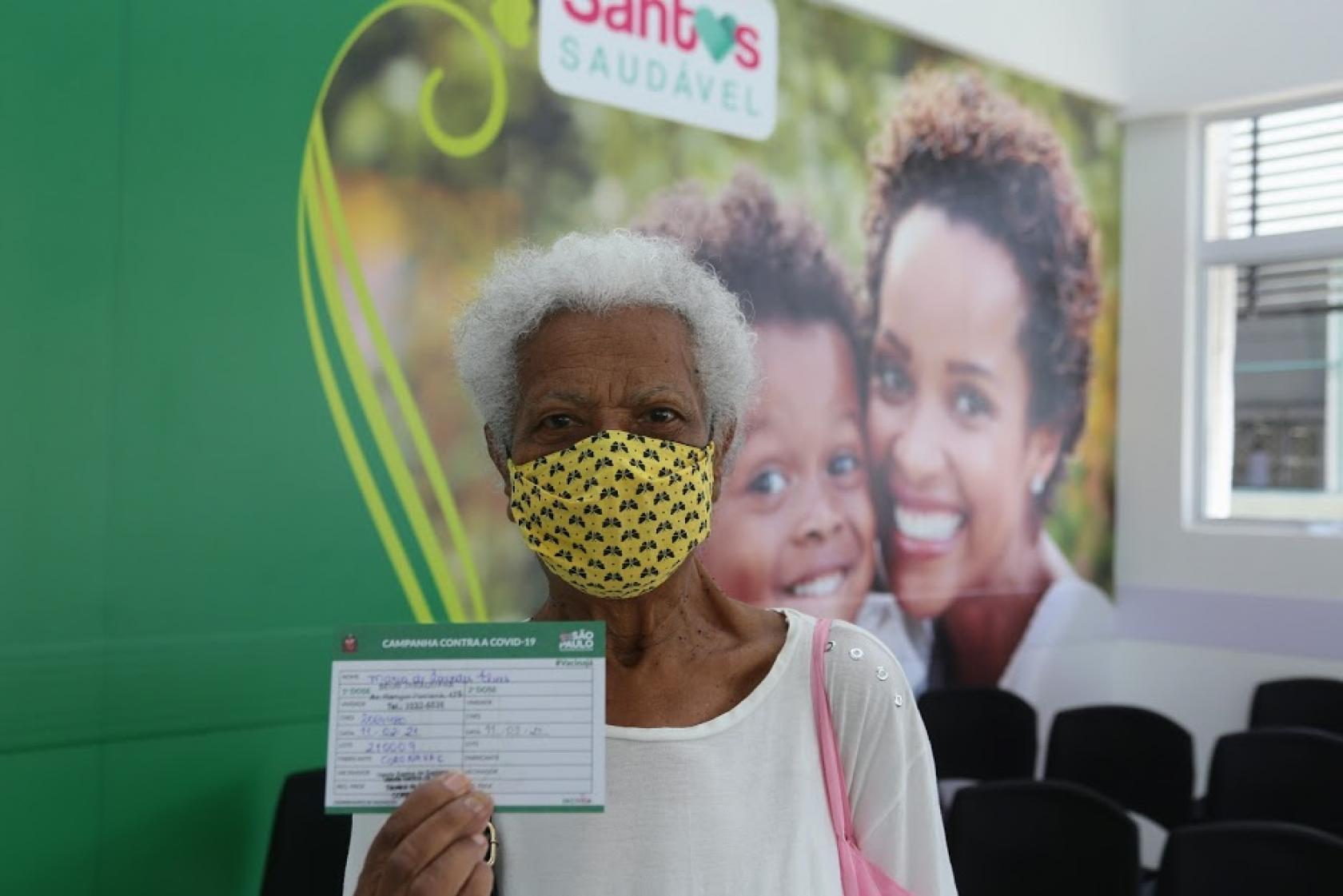 idosa mostra certificado de vacinação #paratodosverem