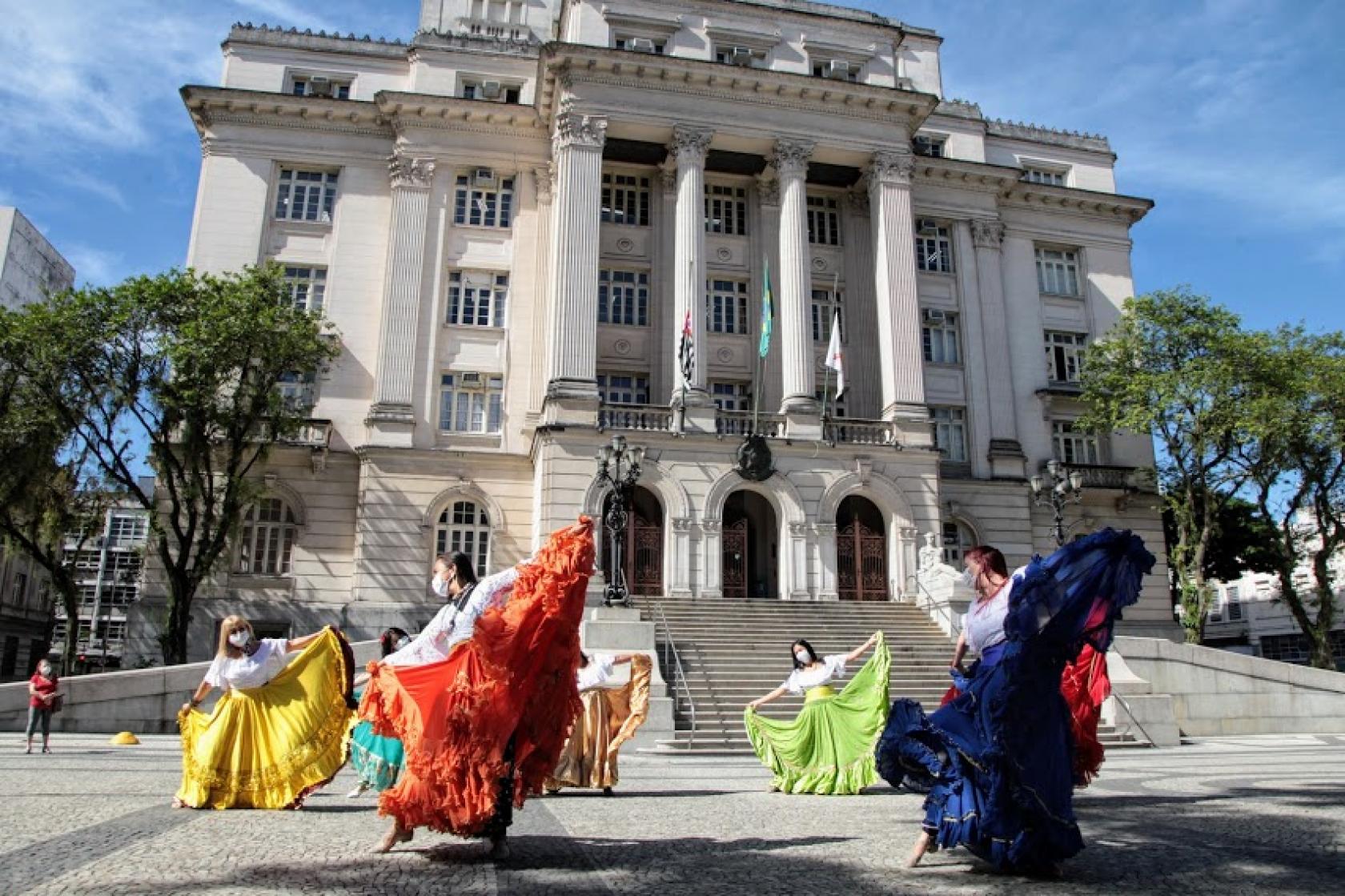 ciganas dançam na praça #paratodosverem