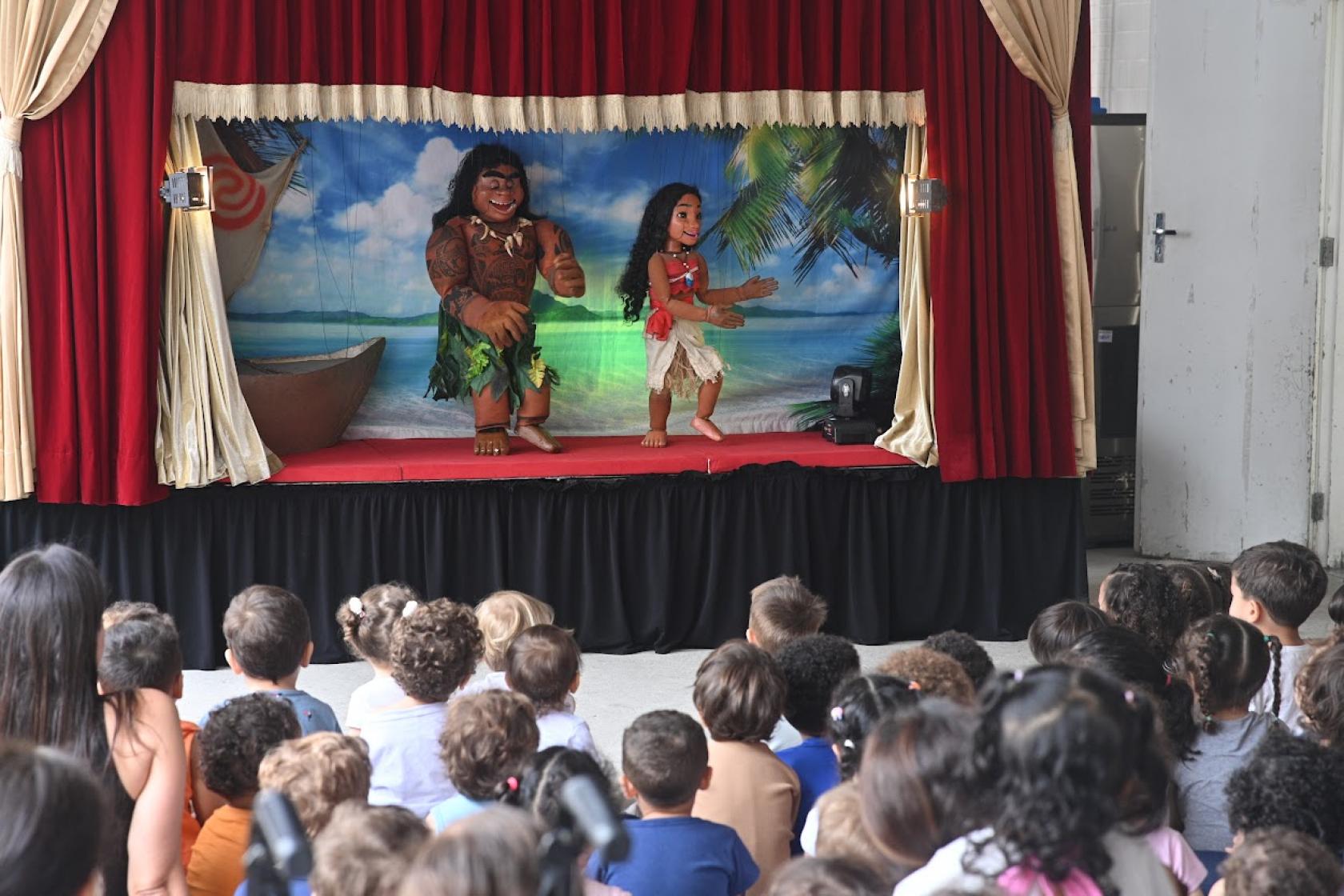 crianças assistem ao teatro de fantoches #paratodosverem