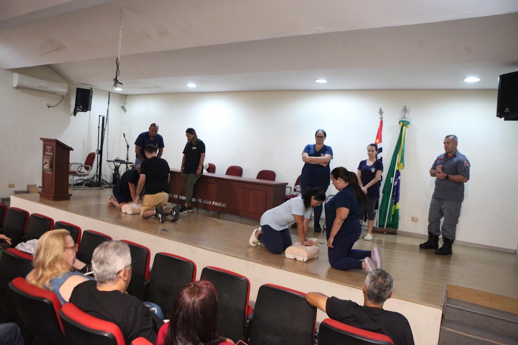 pessoas fazendo treinamento #paratodosverem 