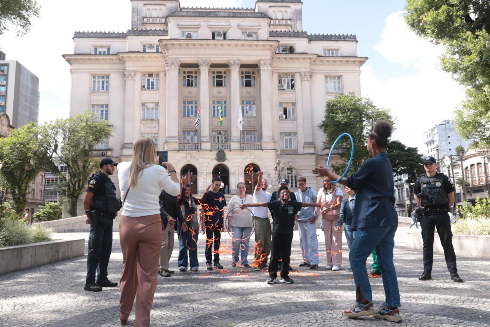 pessoas gravando o vídeo #paratodosverem