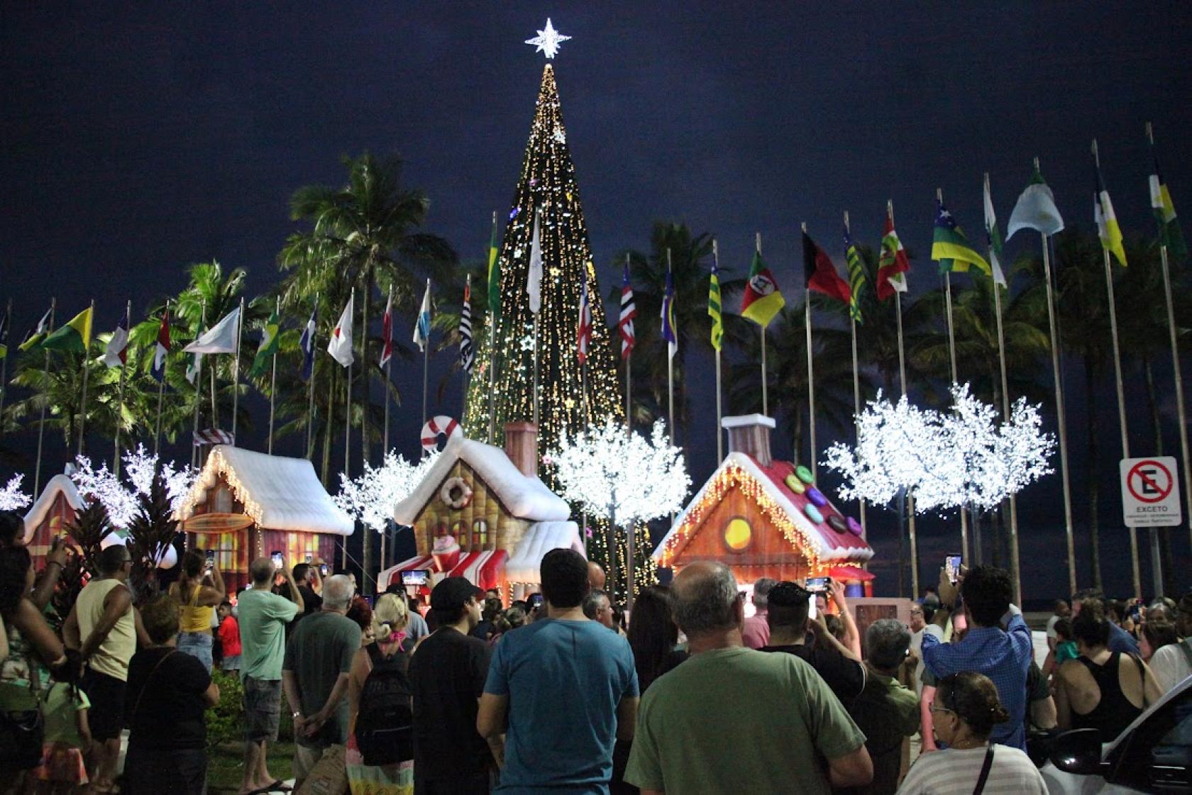 casas decoradas na praça #paratodosverem