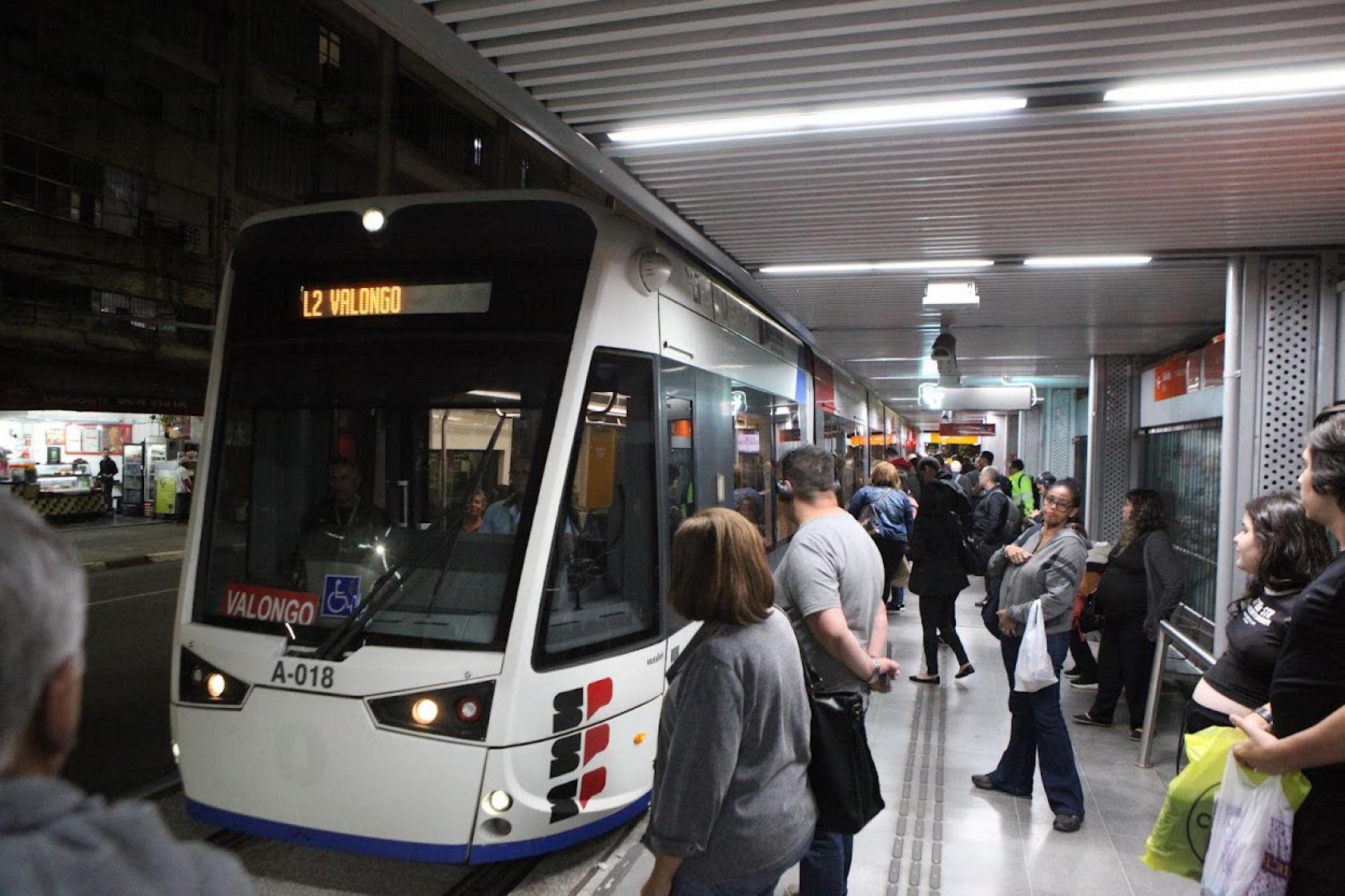 pessoas embarcando no vlt #paratodosverem
