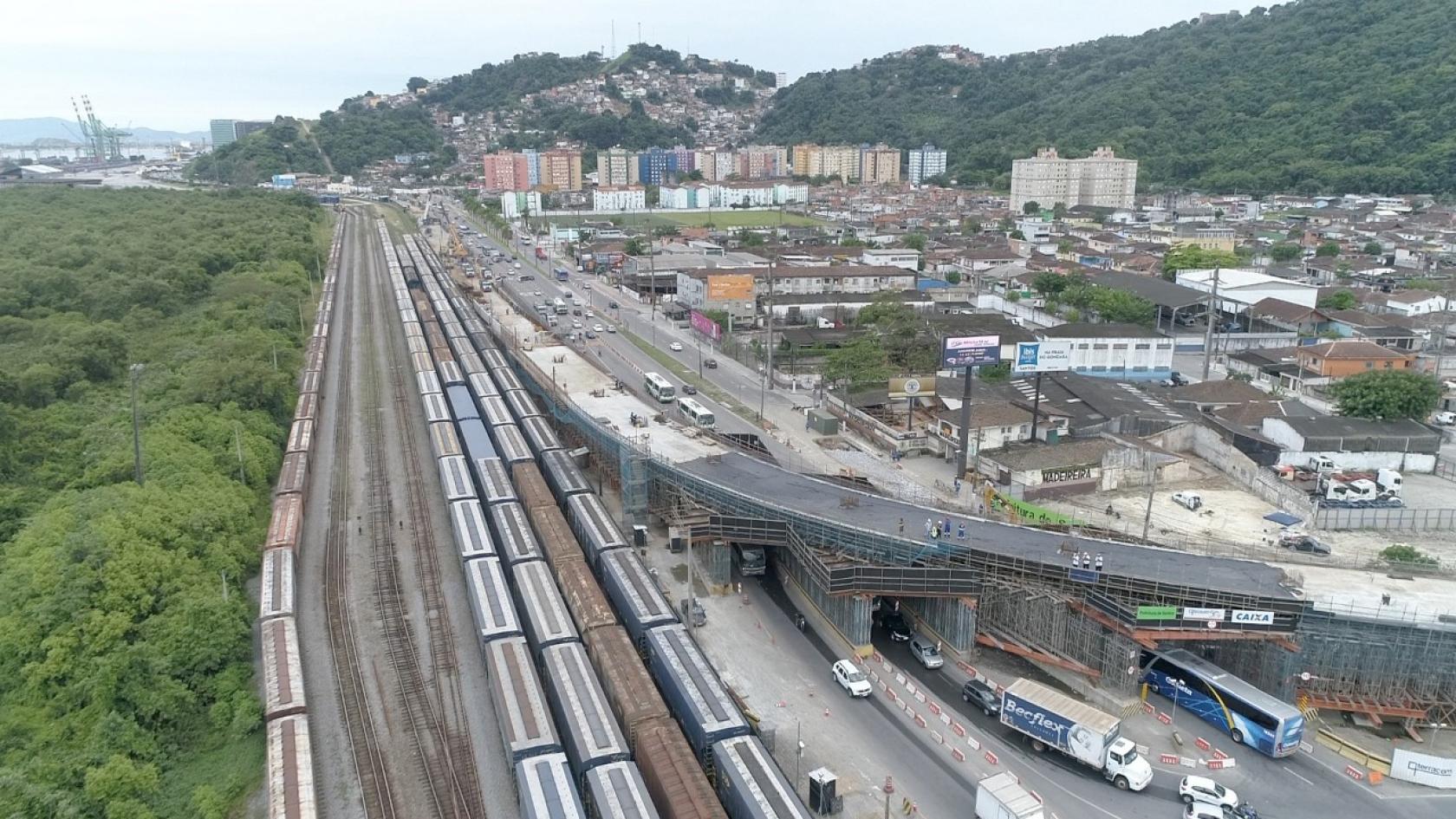 Viaduto em construção na entrada da cidade. #Pracegover