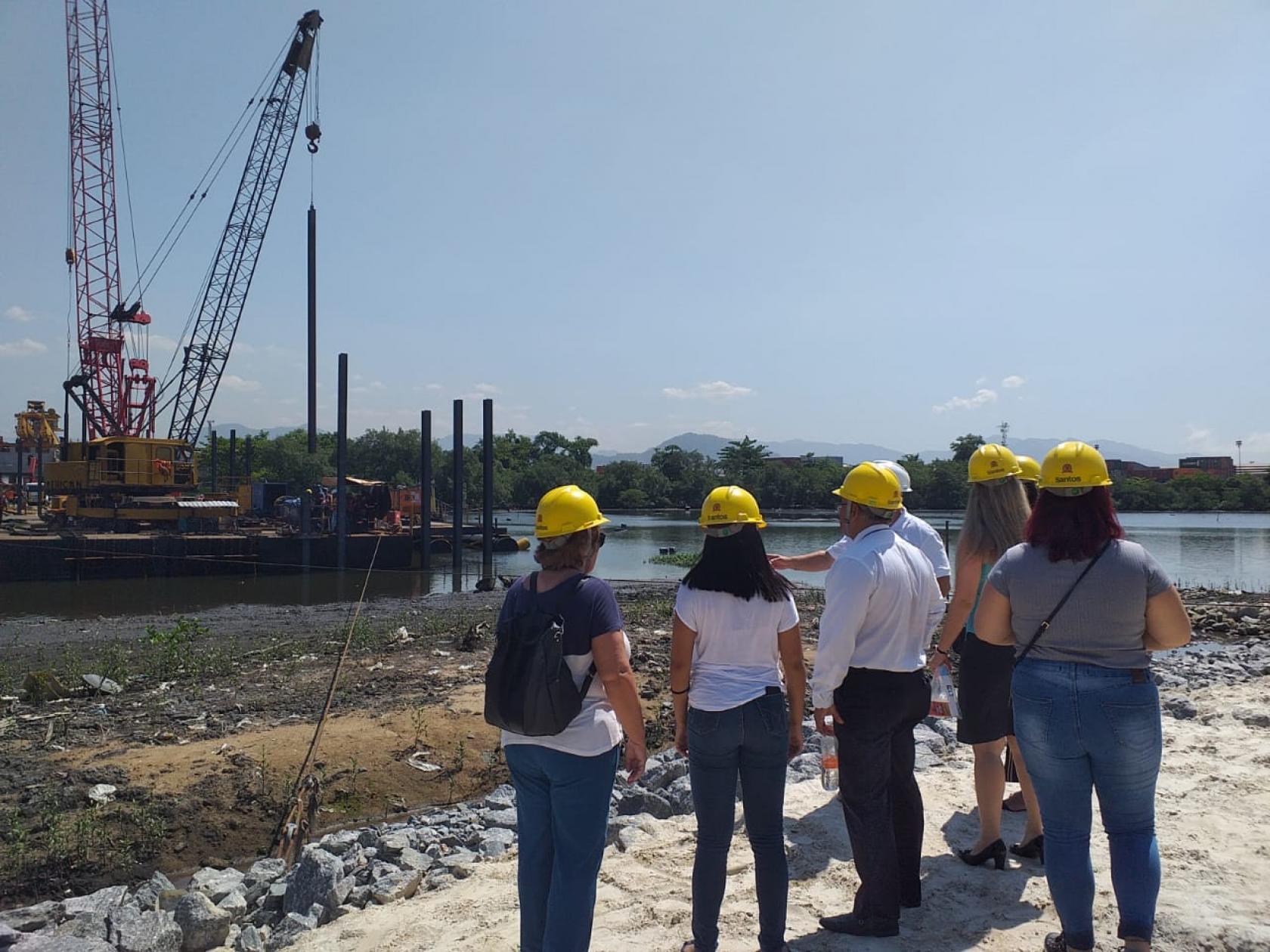 Grupo está em canteiro de obras e observa andamento de serviços. #Paratodosverem