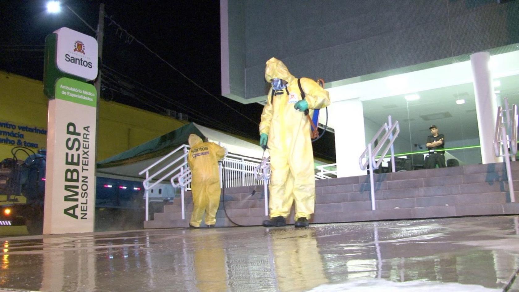 operários limpando na porta de ambesp #paratodosverem