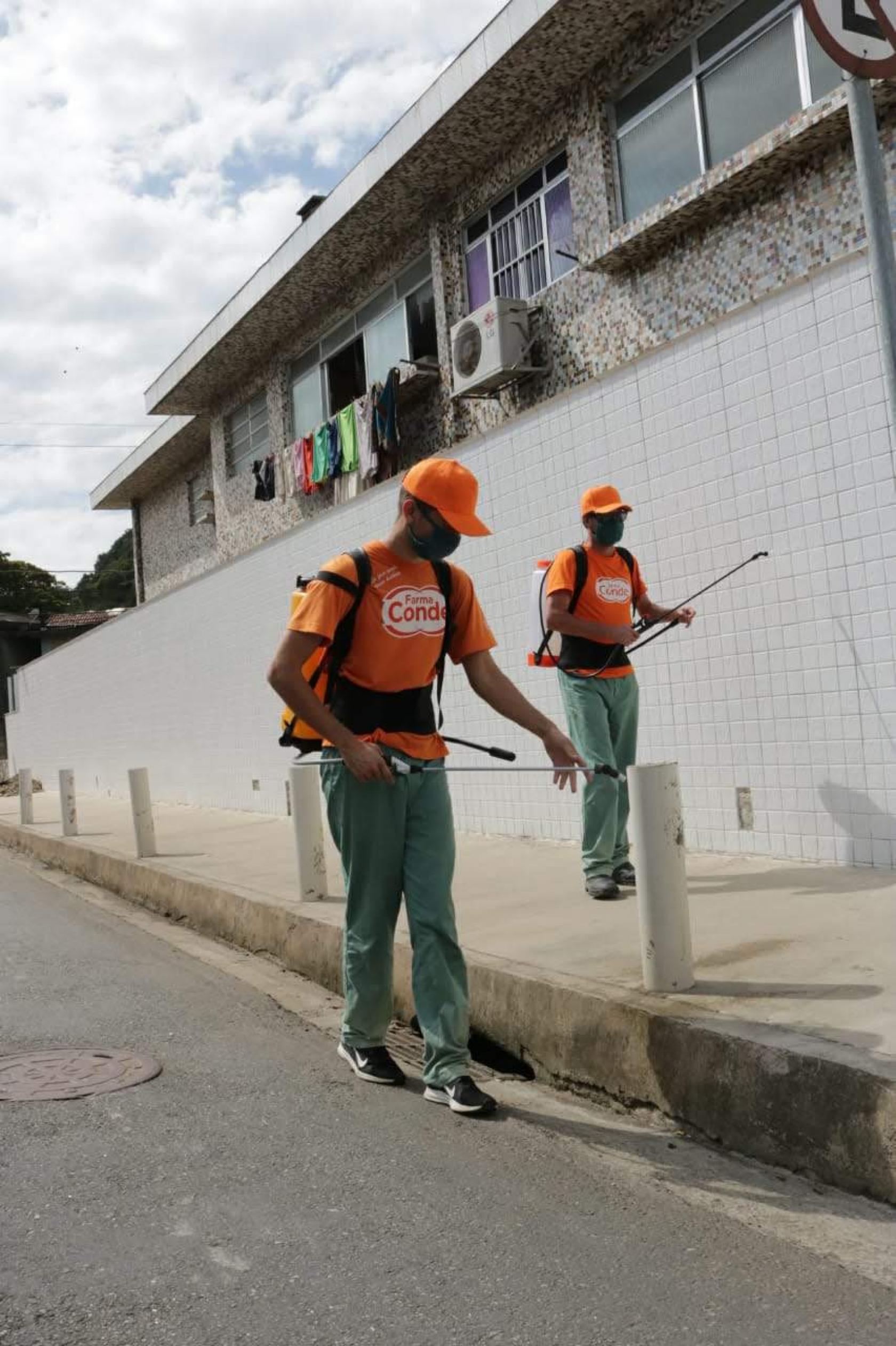 dois operários fazem a limpeza na rua #paratodosverem