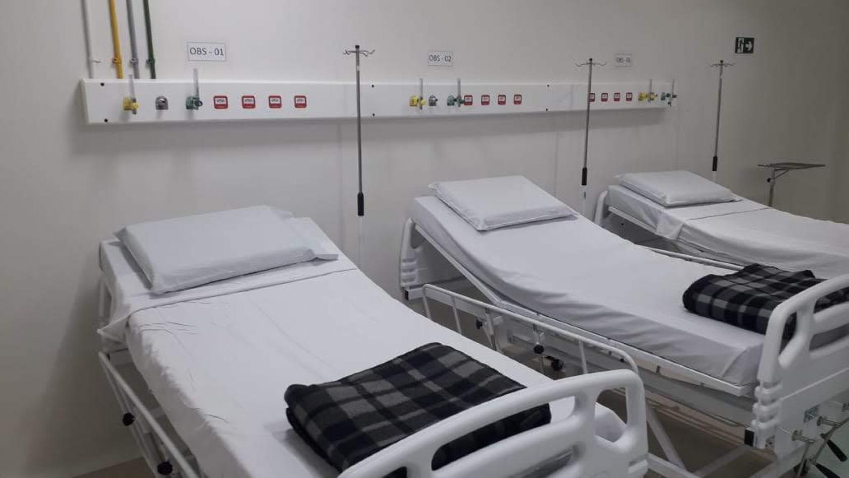 3 camas prontas para receber pacientes #paratodosverem 