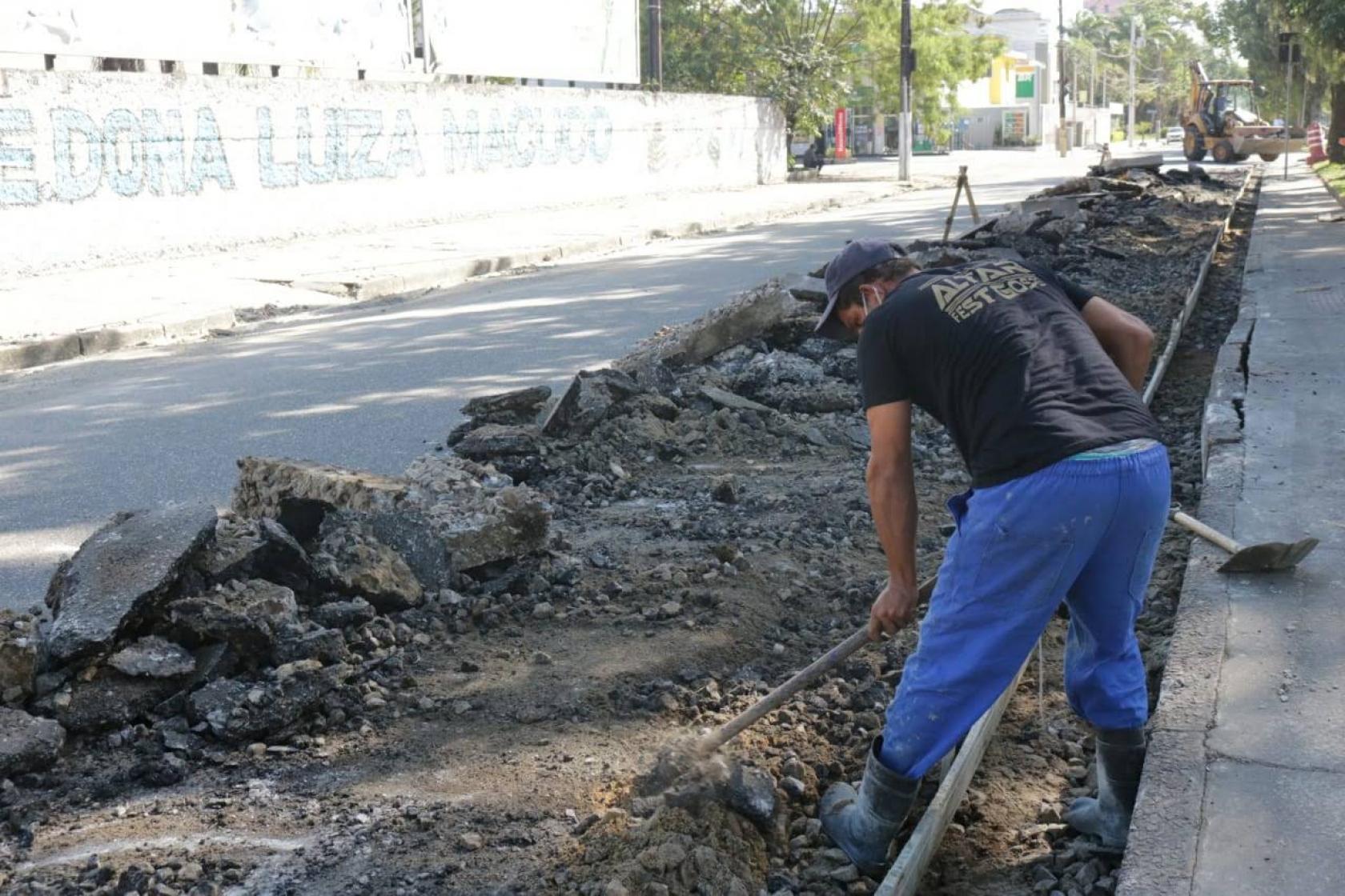 operário trabalha na reconstrução de guias #paratodosverem