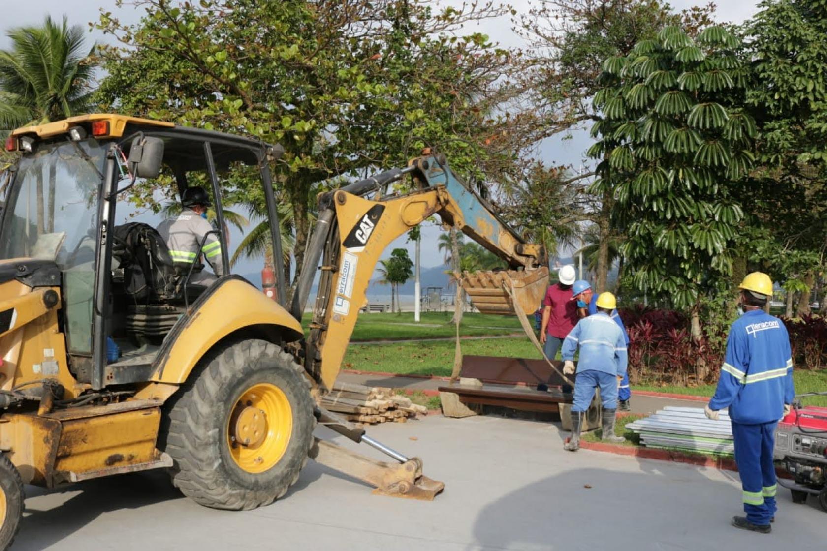 dois operários e máquina começam a remover objetos do parque #paratodosverem 