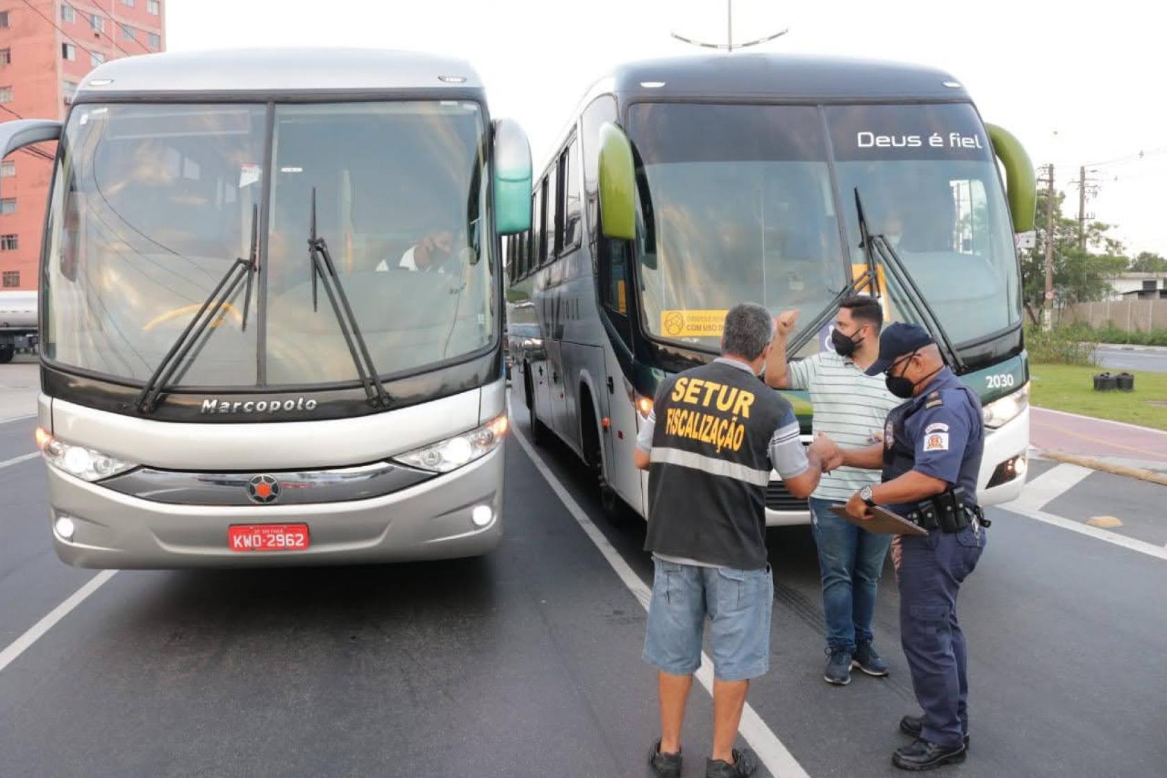 guardas e fiscais analisam ônibus #paratodosverem 