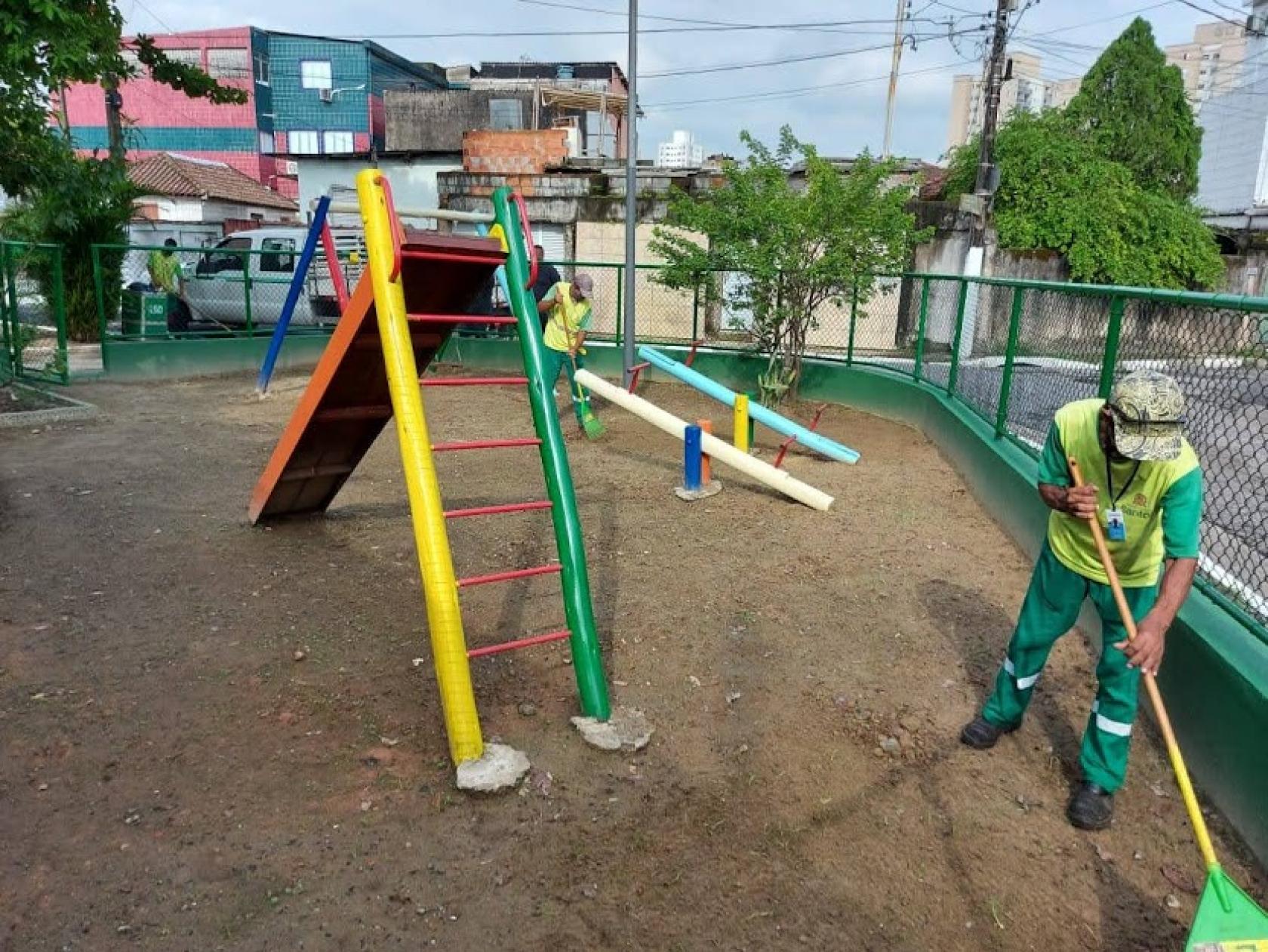 operários atuam em playground #paratodosverem