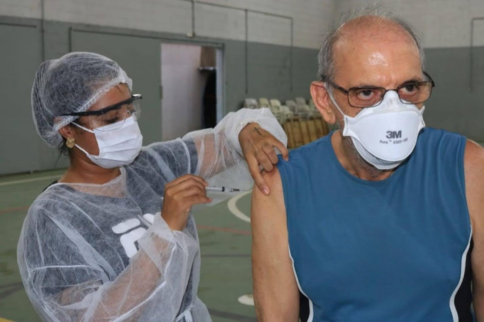 senhor é vacinado no braço #paratodosverem 