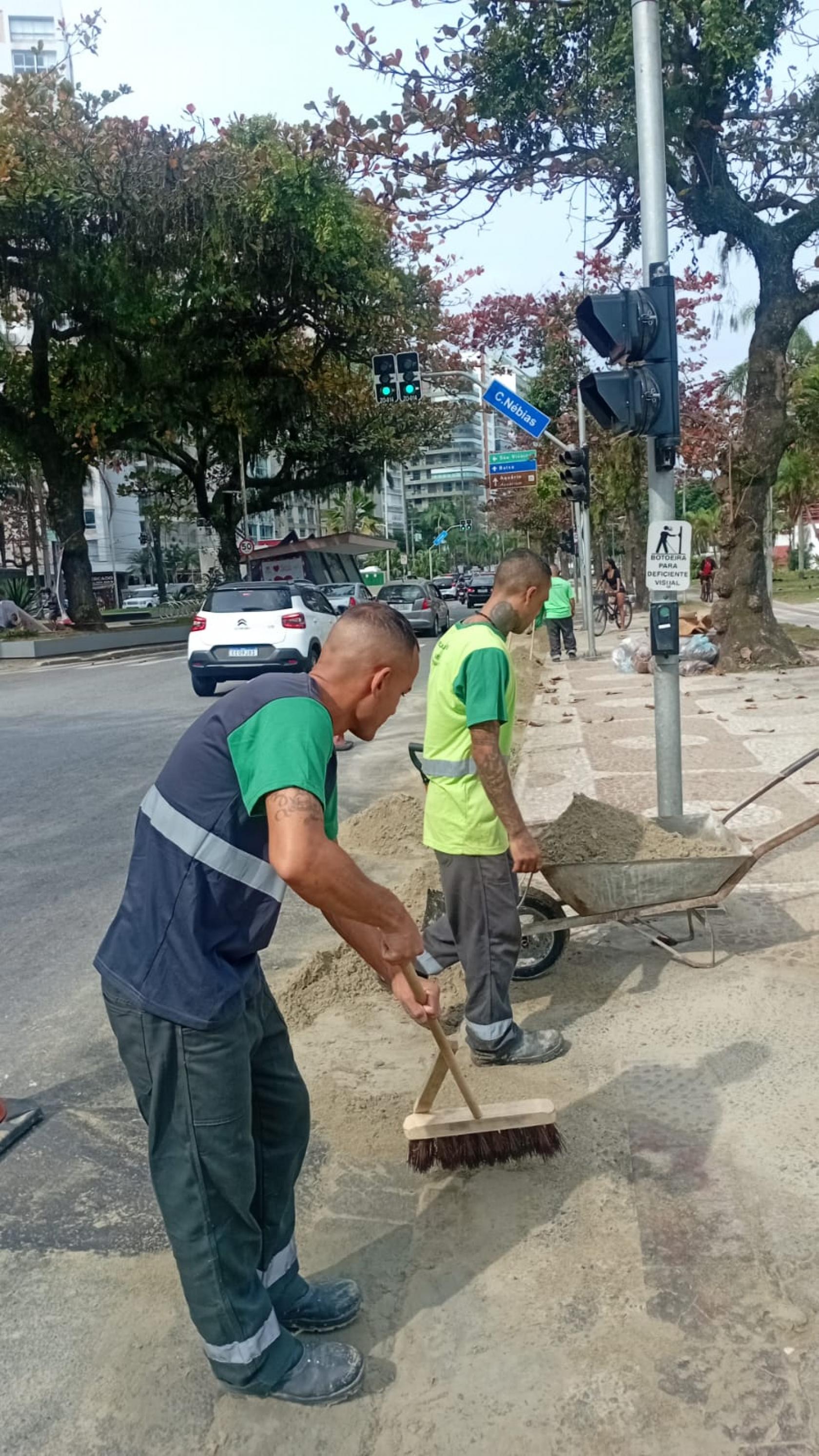 operários durante o mutirão #paratodosverem