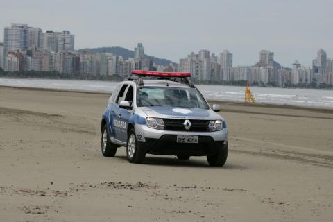 Viatura da Guarda municipal na faixa de areia vazia. #Paratodosverem