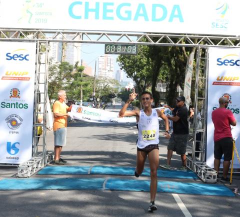 atleta cruza a chegada #pracegover 