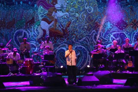 Zeca Pagodinho está o palco com os músicos de sua banda ao fundo. #Pracegover