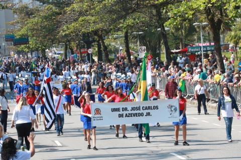 Banda da escola José Carlos de Azevedo Junior percorre a avenida. #Pracegover