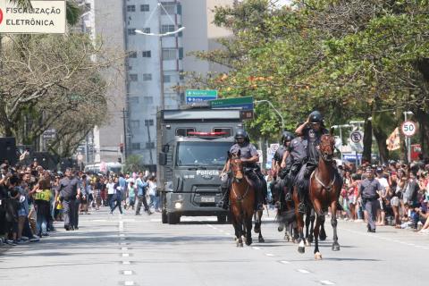 Cavalaria da Polícia Militar atravessa a avenida. #Pracegover