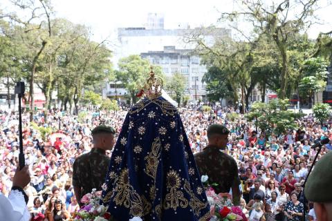 A imagem da santa na Praça Mauá. #Pracegover