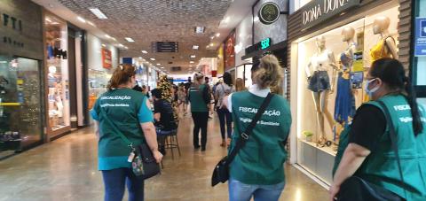 fiscais andam no corredor do shopping #paratodosverem 