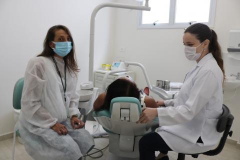 equipe atende na cadeira odontológica #paratodosverem 