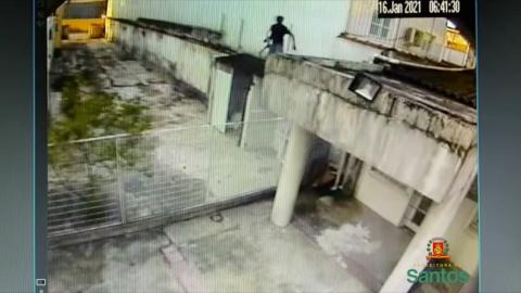 imagem da câmera mostra suspeito no muro #paratodosverem 