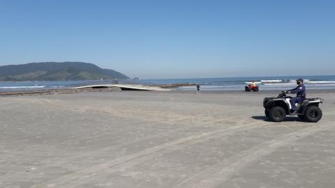 quadriciclo circulando na praia #paratodosverem 