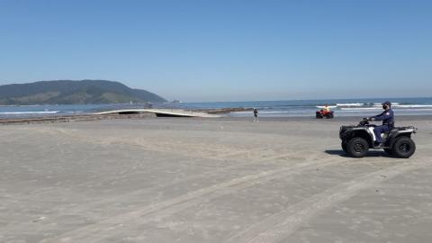 quadriciclo circulando na praia #paratodosverem 