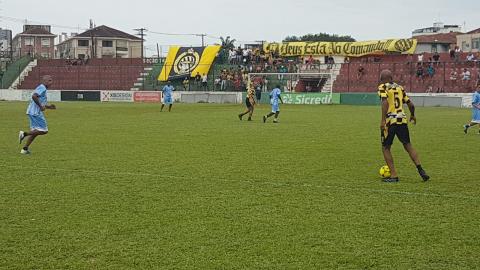 jogador está com a bola e adversário se aproxima #pracegover