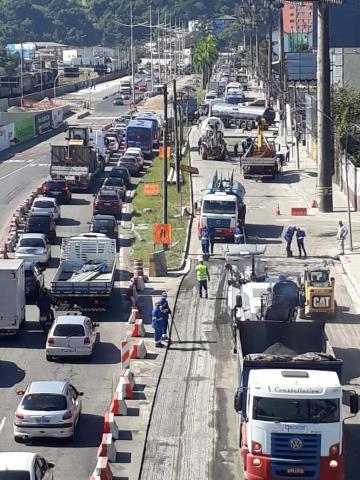 fila de carros na entrada de santos #paratodosverem 