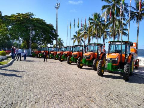 tratores na praça das bandeiras #paratodosverem