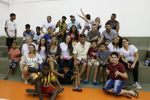 crianças posam com picuruta salazar #pracegover