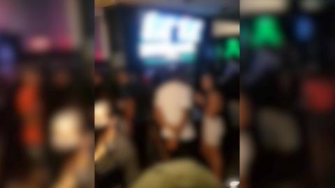 pessoas aglomeradas em bar #paratodosverem 