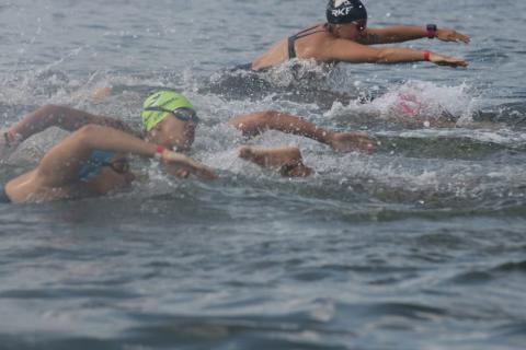 Atletas nadam no mar. #Paratodosverem