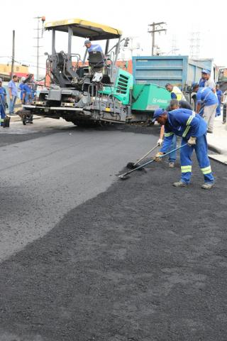 máquinas e homens atuam na obra #pracegover 